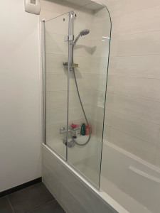 Photo de galerie - Montage d’une paroi de baignoire 