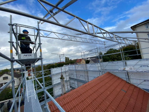 Photo de galerie - Mise en place d’un échafaudage parapluie pour la réfection d’une couverture en cas d’intempérie 
