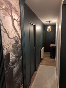 Photo de galerie - Rénovation d un couloir avec mise en peinture et pose d une tapisserie 