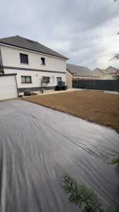 Photo de galerie - Une cour que j’ai remis un niveau et engazonner et la pose de la bâche pour future dalle