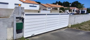 Photo de galerie - Portail connecté, piloté par Google Home. Fini les télécommandes.