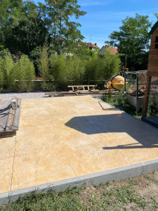 Photo de galerie - Pourtour de piscine en béton imprimé avec un motif Old Granite