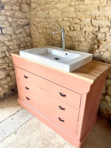 Photo de galerie - Rénovation d’une commode en massif transformation meuble vasque