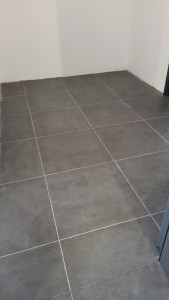 Photo de galerie - Pose 120m2 de carrelage rectifié  de 60x60 et jointage,nettoyage complet,pose plinthes et joints de dilatation 