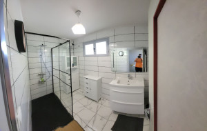 Photo de galerie - Création d'une salle de bain complète avec changement d'évacuation des eaux 