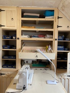 Photo de galerie - Table dépliée, accès à l'ensemble des outils et tiroir amovible accueillant les bobines de fil.