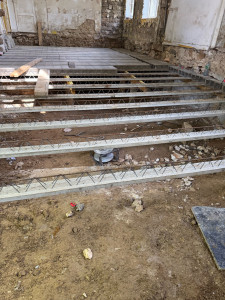 Photo de galerie - Nous avons réalisé des travaux de rénovation à l’intérieur du bâtiment, renforcé les poutres et refait le plancher