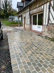 Photo de galerie - Pose d’une terrasse en pavés de pierre naturel et jointoiement 