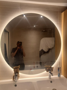 Photo de galerie - Installation miroir salle de bain 