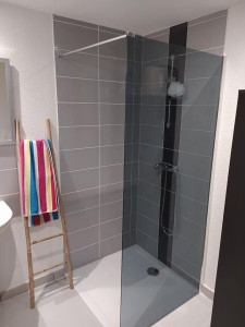 Photo de galerie - Une cliente nous a contacté pour poser une paroi de douche , pour 60€ , nous lui avons poser et maintenant elle peut en profité sereinement .