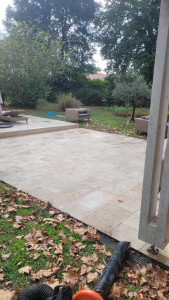 Photo de galerie - Nettoyage et traitement complet terrasse pierre naturelle.



