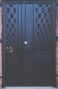 Photo de galerie - Porte d'entrée métallique avec serrure  de marque bricard