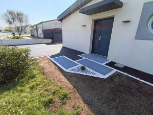 Photo de galerie - Création d'un aménagement de maison, avec enrobé et béton poreux.
