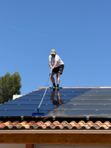 Photo de galerie - Entretient à l’eau pure pour ne laisser aucune trace de calcaire sur vos panneaux. 