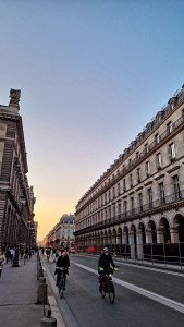 Photo de galerie - Travaillant à Paris comme partout ailleurs