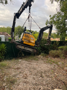 Photo de galerie - Grutage de la minipelle dans le Jardin pour arracher des haies 