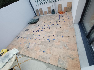Photo de galerie - Pose de carrelage dans un patio.