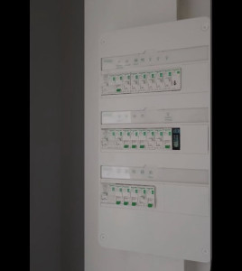 Photo de galerie - Madame, Monsieur, veuillez trouver ci-dessus une photo de mes réalisations de tableau électrique finalisé,après avoir effectué les tests nécessaires afin d’assurer la sécurité des lieux, des équipements ainsi que des personnes.