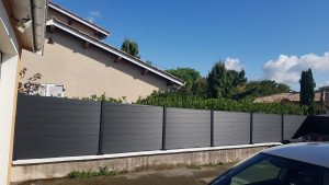 Photo de galerie - Montage clôture aluminium sur muret 