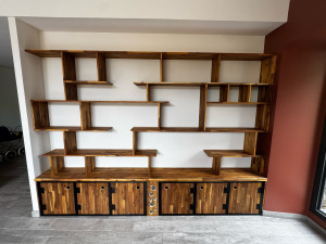 Photo de galerie - Bibliothèque, structure métalique et bois brut 