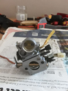 Photo de galerie - Remplacement du carburateur d'une tronçonneuse 