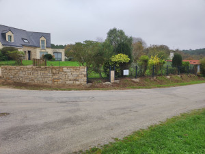 Photo de galerie - Création d'un muret en granit et d'une clôture en panneaux rigides 