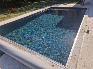 Photo de galerie - Membrane armée 180/100 aquasense brown basalte sur le fond et anthracite sur les murs.
