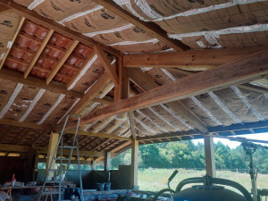 Photo de galerie - Restauration poteaux porteurs et isolation toiture d'une grange type landaise. 