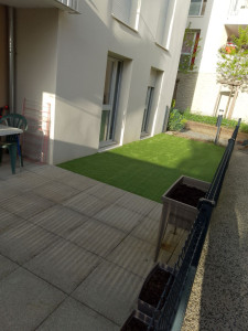 Photo de galerie - Pose de gazon synthétique dans un petit jardin privatif 
