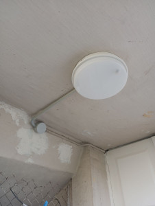 Photo de galerie - Installation lampe plafonnier à détection de mouvements 