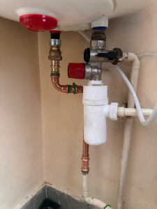 Photo de galerie - Changement du groupe de sécurité+ siphon et rectification alimentation eau chaude du chauffe eau 