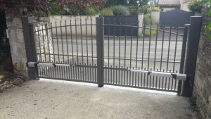 Photo de galerie - Portail Battant Aluminium Gris Clair, Motorisé.