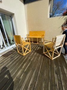 Photo de galerie - Pose d’une terrasse bois et création d’un salon de jardin.