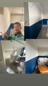 Photo de galerie - Peinture complète d’un salon en bicolore avec installation de moulures sur le mur et au plafond. 