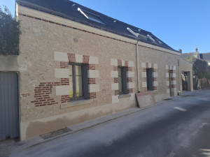 Photo de galerie - Façade maison : enduit  pierre  a vue, enduit gratter  et rénovation des pierres 