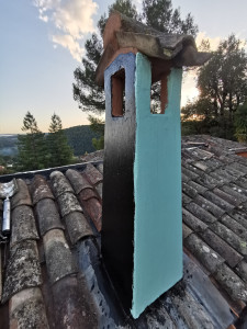 Photo de galerie - Travaux d'étanchéité sur chemise de cheminée.
Ce travail s'intègre dans une révision complète d'une toiture provençale en tuiles canal.