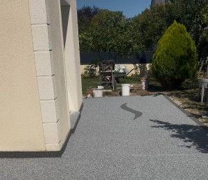 Photo de galerie - Terrasse en résine moquette de pierre