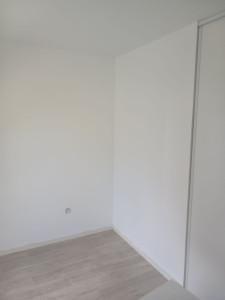 Photo de galerie - Rafraîchissement complet des murs d'une chambre. Peinture appliquée avec soin pour un résultat propre, lumineux et durable. Respect des délais et finitions de qualité.