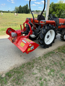 Photo de galerie - Micro tracteur avec broyeur à couteaux pour couper l’herbe 