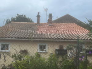 Photo de galerie - Nettoyage d’une toiture suivie d’un traitement hydrofuge 