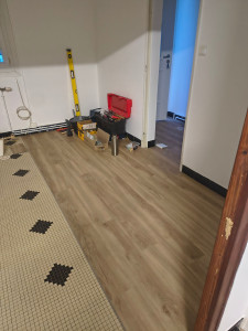 Photo de galerie - Pose d'un parquet stratifié. Ma cliente m'a demandé de refaire son sol pour moderniser sa nouvelle maison. Je lui ai proposé plusieurs solutions et on a choisi ensemble qu'elle parquet était le plus adapté. 