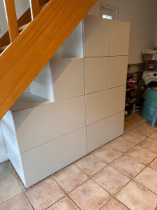 Photo de galerie - Montage d'un ensemble de meuble sous un escalier