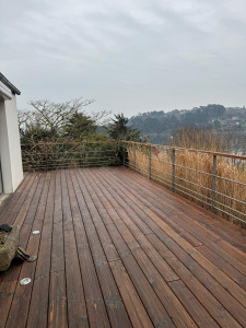 Photo de galerie - Nettoyage de terrasse en respectant les fibres du bois