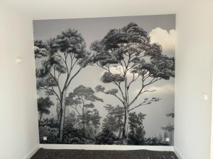 Photo de galerie - Pose d’un papier peint panoramique décoratif avec raccords soignés et finitions propres. »