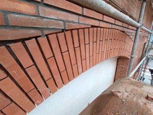 Photo de galerie - Collage de plaquettes de brique et réalisation de joints de briques 