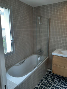 Photo de galerie - J'ai entièrement rénové la salle de bain (chape, carrelage, meubles et lavabo). 