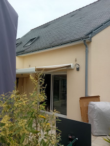 Photo de galerie - Pose d un store banne manuel 