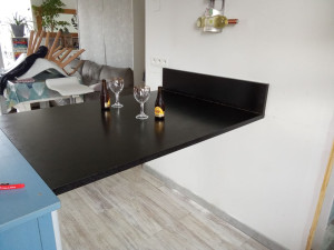 Photo de galerie - Création d'une table surélevée, adossée 
à un meuble qui a été diminuer sur sa hauteur.