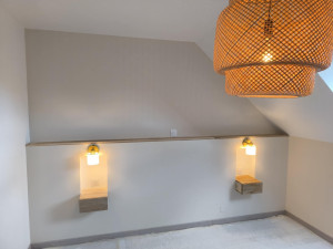 Photo de galerie - Création d'une tête de lit + fabrication meuble en chêne sur mesure+ remise en peinture complète d'une chambre.