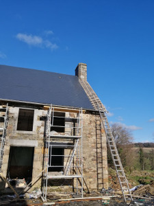 Photo de galerie - Toiture ardoise plus solin de cheminé 